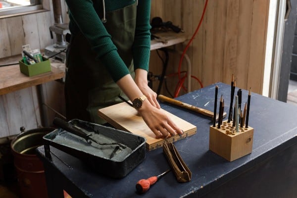 artista haciendo su obra